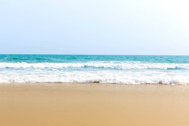 Tropik plaj yaz tatili için doğal arka plan. Panorama Fotoğraf Turkuaz okyanus suyu ve güneşli bir günde bulutlu mavi gökyüzü. Beyaz kumlu güzel bir sahil.. 