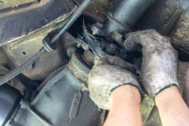 Garajdaki eski arabanın arka tekerlek dingilinin altında tamir kirli. Araç şaftı güç iletimi dingil araba tekerleği