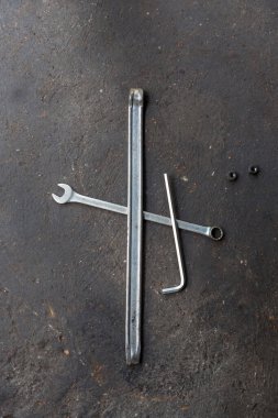 Atölyede yerde eski aletler, klasik garaj tarzında aletler. Düz yatıyordu Eski el aletleri, pense tornavida ingiliz anahtarı paslı demir metal aletler garaj plakası