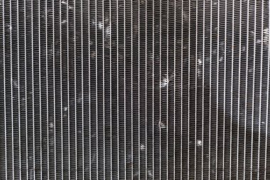 Arabanın soğutma radyatörünün hasarını kapat. Hasarlı arabanın eski radyatörü.. 