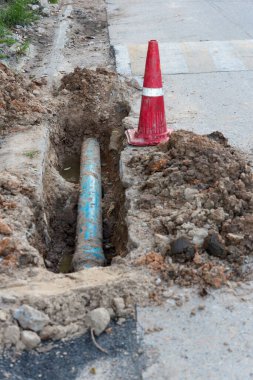 Yol kapalıdır. Tamir et. Şehir karayolu ve tramvay hattının yenilenmesi. Yol tesisatı işi. Trafik konileri trafiği uzak mesafelere yönlendirmek için yolda