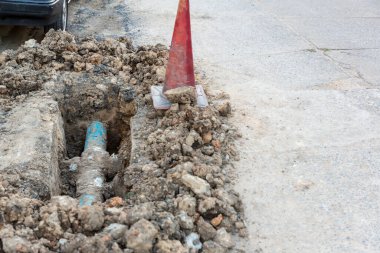 Yol kapalıdır. Tamir et. Şehir karayolu ve tramvay hattının yenilenmesi. Yol tesisatı işi. Trafik konileri trafiği uzak mesafelere yönlendirmek için yolda