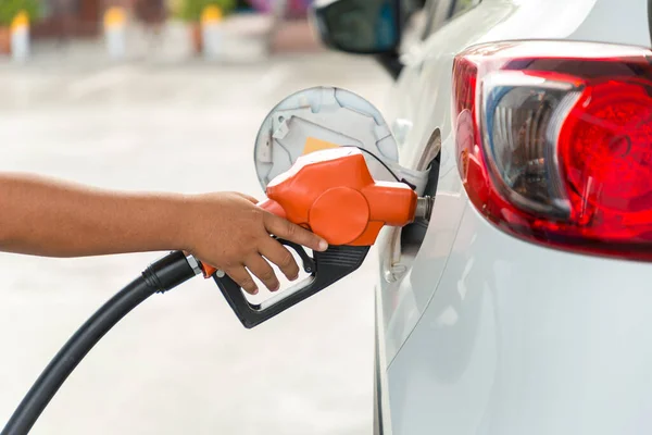 Man Refill Filling Oil Gas Combustible Gasolina Gasolinera Repostaje Para — Foto de Stock