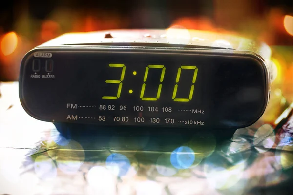 Μαύρο Ψηφιακό Ξυπνητήρι Ραδιόφωνο Clock Alarm Ραδιόφωνο Δείχνει Την Ώρα — Φωτογραφία Αρχείου