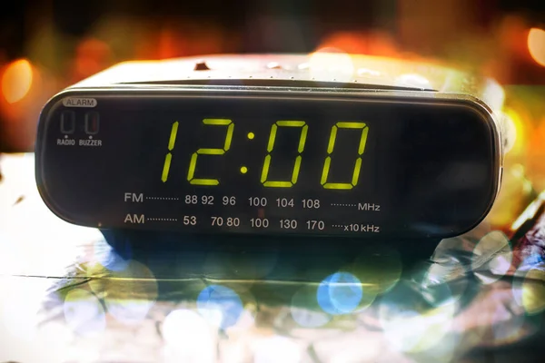 Siyah Dijital Alarmlı Radyo Saati Uyanma Zamanını Gösteriyor Dijital Saat — Stok fotoğraf