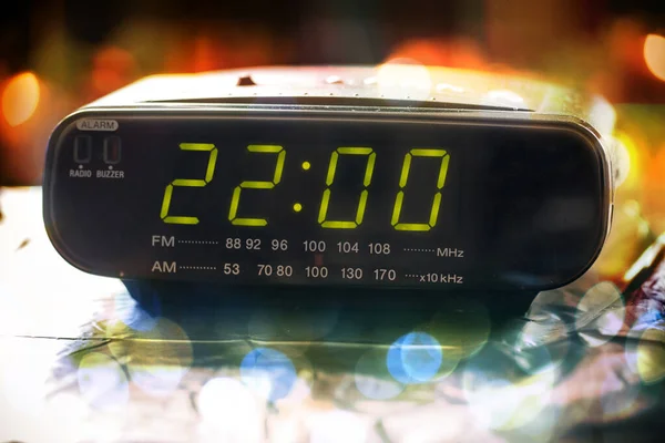 Μαύρο Ψηφιακό Ξυπνητήρι Ραδιόφωνο Clock Alarm Ραδιόφωνο Δείχνει Την Ώρα — Φωτογραφία Αρχείου