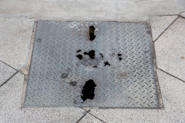 Demir çarşaf bir delik olana kadar zarar görür. Eski paslı demir dokunun arka planında pürüzlü kenarları olan büyük bir delik.