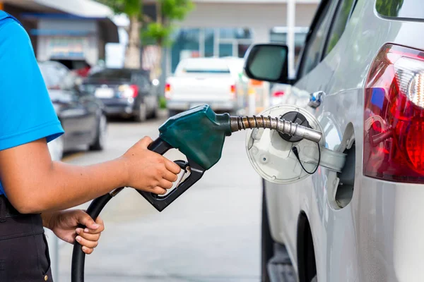 Hand Man Töltsd Töltsd Fel Benzinüzemanyagot Állomáson Benzinkút Tankolás Töltsük — Stock Fotó