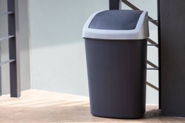 Evde siyah bir çöp kutusu var. Siyah çöp kutusu. Çöp kutusu..