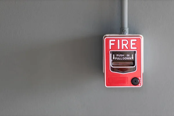 水泥墙上的火警报警箱 用于公寓的报警和安全系统 商场和公共场所的标准安全概念 复制空间 背景的图像 — 图库照片