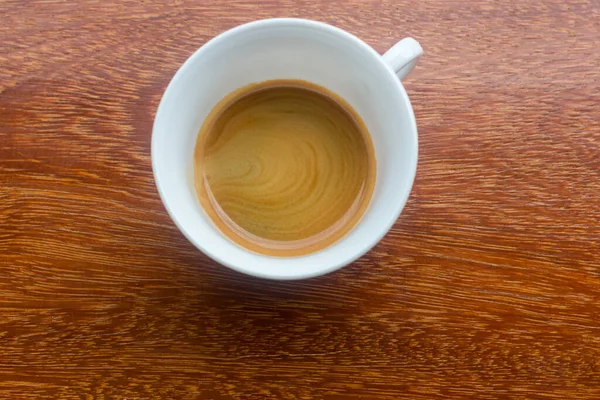 美味的早晨一杯浓缩咖啡 带有美丽的浓郁的奶油 一杯新煮的咖啡 在深色的表面上有浓密的奶油 浓浓的浓缩咖啡 黑咖啡 — 图库照片