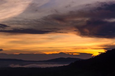 Alacakaranlık gökyüzü arka planı. Renkli gün batımı gökyüzü ve alacakaranlıktaki canlı gökyüzü. Ateşli turuncu günbatımı gökyüzü. Güzel