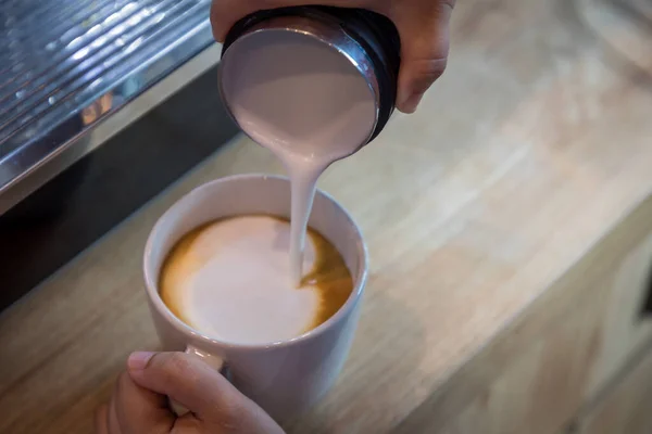 Barista Café Oder Der Kaffeebar Bereitet Den Richtigen Cappuccino Der — Stockfoto