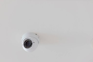 Evin içinde güvenlik kamerası güvenlik sistemi var. Bulanık bir şehir arka planı. Duvardaki modern CCTV kamerası. Güvenli yaşam ya da varlık için ekipman sistemi hizmeti.