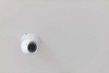 Evin içinde güvenlik kamerası güvenlik sistemi var. Bulanık bir şehir arka planı. Duvardaki modern CCTV kamerası. Güvenli yaşam ya da varlık için ekipman sistemi hizmeti.