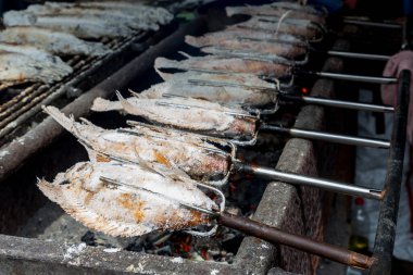Tuzlu nar balığı, sonra da markette satılmak üzere yakıldı. (Tayland tarzı sokak yemekleri. 