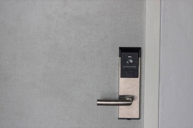Oteldeki akıllı kart kapısı kilit sistemi. Ahşap kapıdaki otel elektronik kilidi. Elektronik kartı olan giriş kapısı. Otelin korunması için dijital kapı kilitleme sistemleri