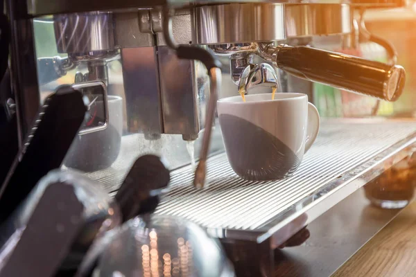 Kaffeeextraktion Aus Einer Professionellen Kaffeemaschine Kaffeemaschine Die Restaurant Der Bar — Stockfoto