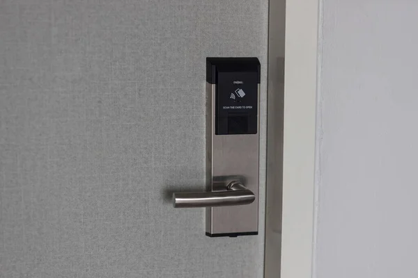 ホテル内のスマートカードドアキーロックシステム 木製のドアにホテルの電子ロック 電子カードロックセキュリティ付きの入り口のドア ホテルのアクセス保護のためのデジタルドアロックセキュリティシステム — ストック写真