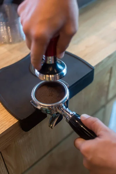 巴里斯塔把咖啡压在机架上 咖啡粉在咖啡干扰 意大利面 用搅拌器将碎咖啡压入排泄器中 制成浓咖啡热饮料 — 图库照片