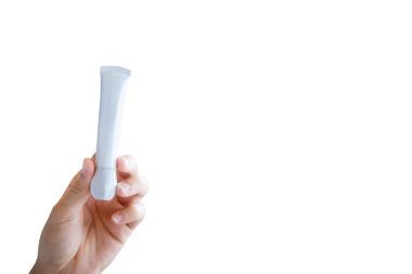 Elim kozmetik şişesinde. Plastik şişeyi tutarken. Elle tutulan plastik tüp