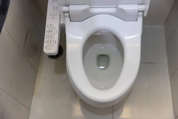 带自动冲水系统的卫生间卫生洁具电子控制面板 带电子座位自动冲水马桶 日本式马桶 高科技卫生洁具 — 图库照片