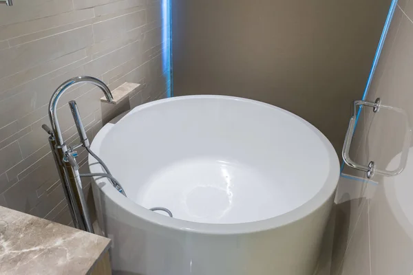 Banheira Redonda Branca Banheira Moderna Casa Branca Banheiro Interior Banheiro — Fotografia de Stock