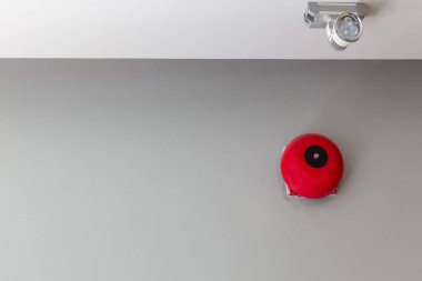 Apartman dairesindeki beyaz duvardaki yangın alarmı. Asistanda yangın alarmı standart güvenliği. Yangın çanı alışveriş merkezi ve halka açık yer konsepti. Beyaz duvarda yangın çanı.