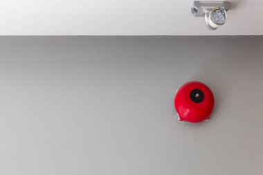 Apartman dairesindeki beyaz duvardaki yangın alarmı. Asistanda yangın alarmı standart güvenliği. Yangın çanı alışveriş merkezi ve halka açık yer konsepti. Beyaz duvarda yangın çanı.