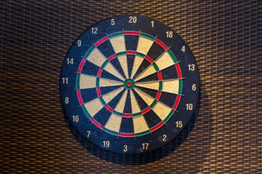 Dart tahtası. Dartlar tahtadan arka planda izole edilmiş.. 