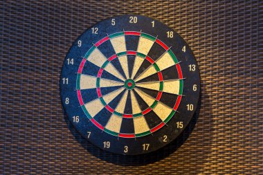 Dart tahtası. Dartlar tahtadan arka planda izole edilmiş.. 