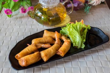 Kızarmış Çin böreği ve acı biber sosu. Kızarmış börek ve sebze tabakta..