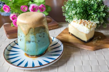 Kokteyl ya da meşrubat. Alkol kokteyli. Alkol içecekleri, insanlar ve lüks konsept.