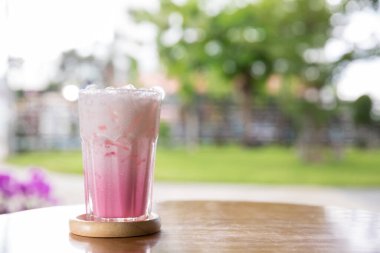 Summer 'ın Meyve Suyu' nu masaya koyun. Pembe çilekli milkshake. Sağlıklı tatlı için çilekli smoothie veya milkshake. Bardakta pembe süt. 
