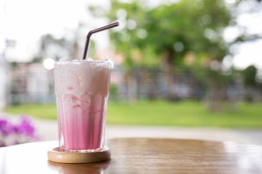 Summer 'ın Meyve Suyu' nu masaya koyun. Pembe çilekli milkshake. Sağlıklı tatlı için çilekli smoothie veya milkshake. Bardakta pembe süt. 