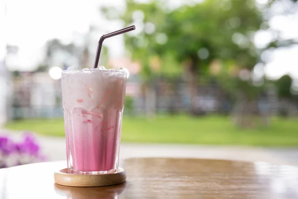 Bebida Suco Verão Posta Sobre Mesa Milkshake Morango Rosa Batido — Fotografia de Stock