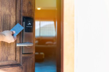 Oteldeki akıllı kart kapısı kilit sistemi. Ahşap kapıdaki otel elektronik kilidi. Elektronik kartı olan giriş kapısı. Otelin korunması için dijital kapı kilitleme sistemleri