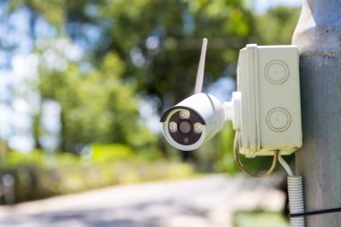 Evin dışındaki güvenlik kamerası güvenlik kamerası sistemi. Bulanık bir gece şehri manzarası. Duvardaki modern CCTV kamerası. Güvenli yaşam ya da varlık için ekipman sistemi hizmeti.