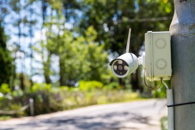 Evin dışındaki güvenlik kamerası güvenlik kamerası sistemi. Bulanık bir gece şehri manzarası. Duvardaki modern CCTV kamerası. Güvenli yaşam ya da varlık için ekipman sistemi hizmeti.