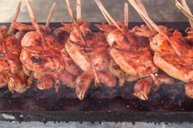 Kızarmış tavuk ya da Tayland usulü ızgara tavuk, ızgara tavuk. Tayland sokak yemeklerinde fırında ızgara tavuk. Izgarada kızarmış tavuk ve dumanlı mangal.