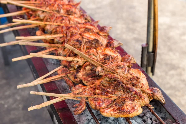 Kızarmış tavuk ya da Tayland usulü ızgara tavuk, ızgara tavuk. Tayland sokak yemeklerinde fırında ızgara tavuk. Izgarada kızarmış tavuk ve dumanlı mangal.