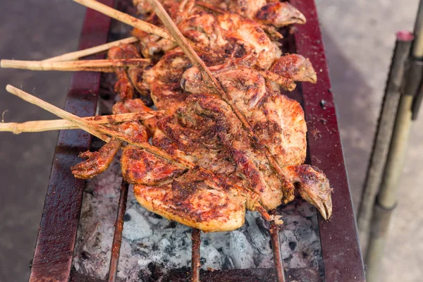Kızarmış tavuk ya da Tayland usulü ızgara tavuk, ızgara tavuk. Tayland sokak yemeklerinde fırında ızgara tavuk. Izgarada kızarmış tavuk ve dumanlı mangal.