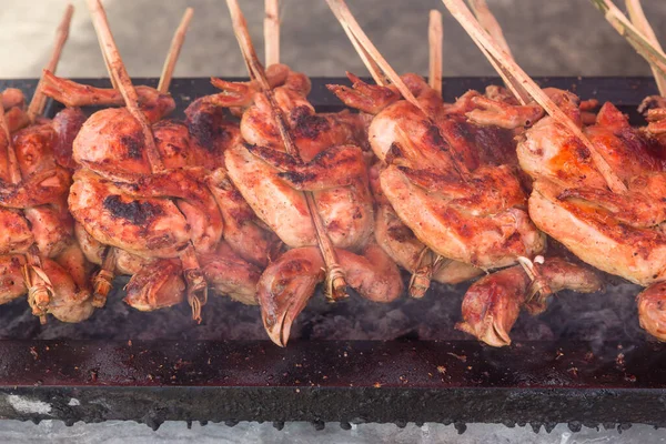 Kızarmış tavuk ya da Tayland usulü ızgara tavuk, ızgara tavuk. Tayland sokak yemeklerinde fırında ızgara tavuk. Izgarada kızarmış tavuk ve dumanlı mangal.