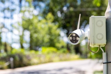 Evin dışındaki güvenlik kamerası güvenlik kamerası sistemi. Bulanık bir gece şehri manzarası. Duvardaki modern CCTV kamerası. Güvenli yaşam ya da varlık için ekipman sistemi hizmeti.