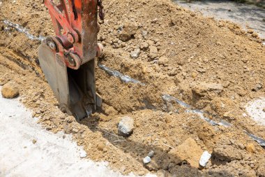 Boru Suyu yüklenmeden önce yol kazılıyor. İnşaat alanında kazı suyu drenajı. Boru döşemek için yollar kazıyor. Yol onarımı ve ihtiyatı beton kazılarda engellenmiş..