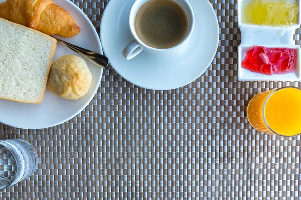 Frühstück Mit Brot Croissants Und Schwarzer Kaffeekomposition Frühstück Mit Schwarzem — Stockfoto