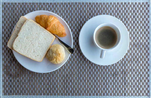 Frühstück Mit Brot Croissants Und Schwarzer Kaffeekomposition Frühstück Mit Schwarzem — Stockfoto