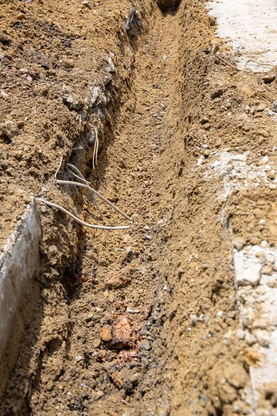 Boru Suyu yüklenmeden önce yol kazılıyor. İnşaat alanında kazı suyu drenajı. Boru döşemek için yollar kazıyor. Yol onarımı ve ihtiyatı beton kazılarda engellenmiş..