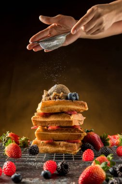 Geleneksel ev yapımı waffle 'ları krema şekeri ile pudralamayı. Dondurmalı gözleme, karamel sosu ve taze böğürtlen. Cafe 'de böğürtlenli gözleme ve dondurma..