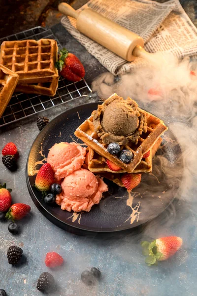 Waffles Ice Cream Caramel Sauce Fresh Berries Delicious Waffle Berry — Stock Photo, Image